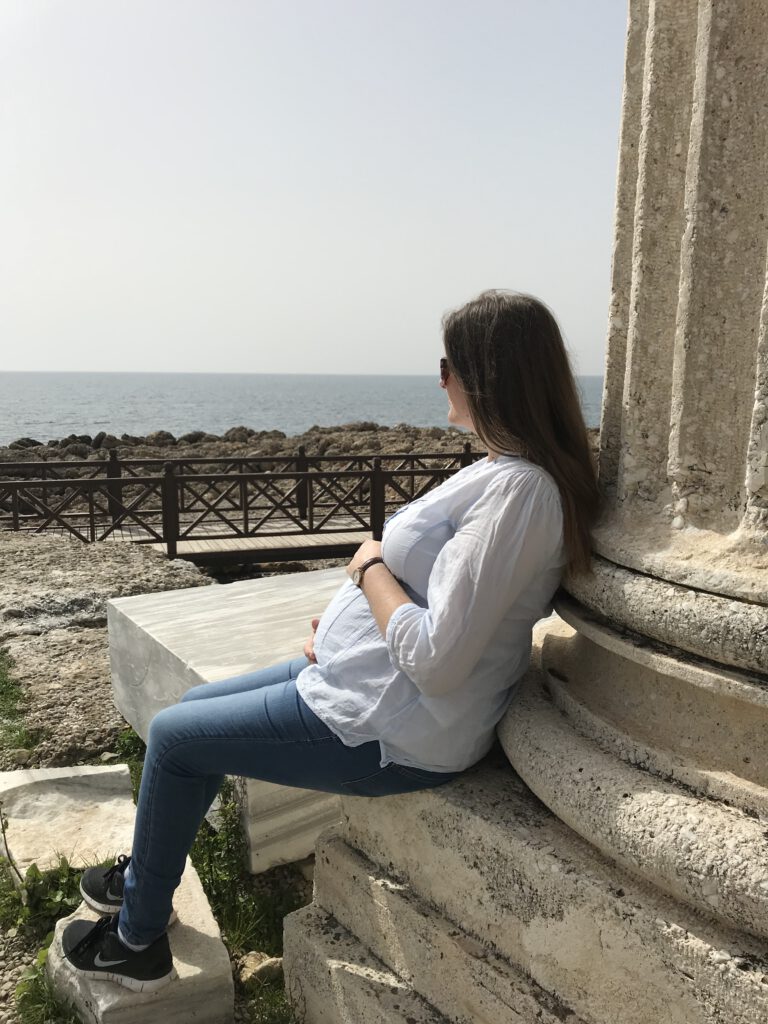 Schwangere mit Blick aufs Meer